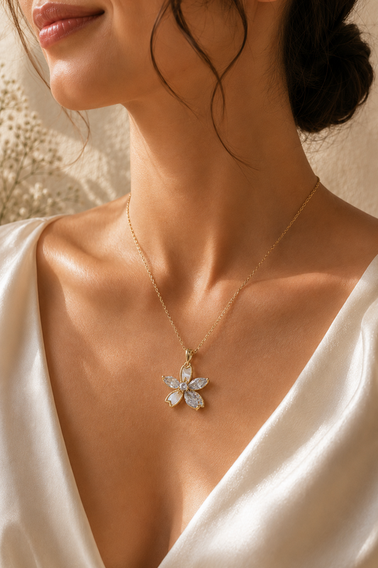 VIYOMA Pearl Petals Pendant